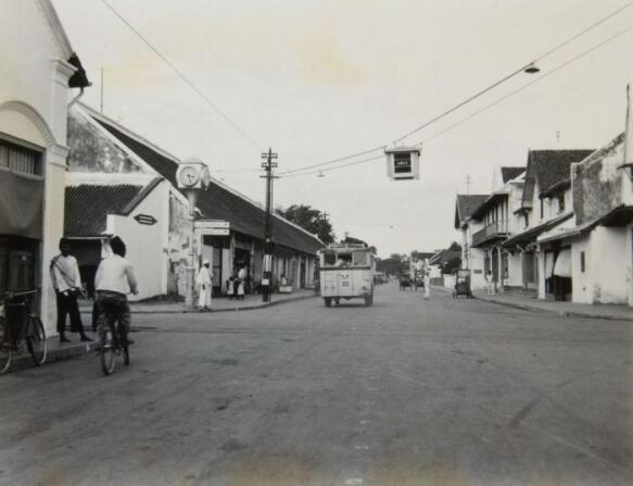 26 Collectie Tropenmuseum Stoplicht Boven Het Kruispunt In De Hoofdstraat Pasoeroean Tmnr 60052543 583 448 S C1 C C 0 0 1