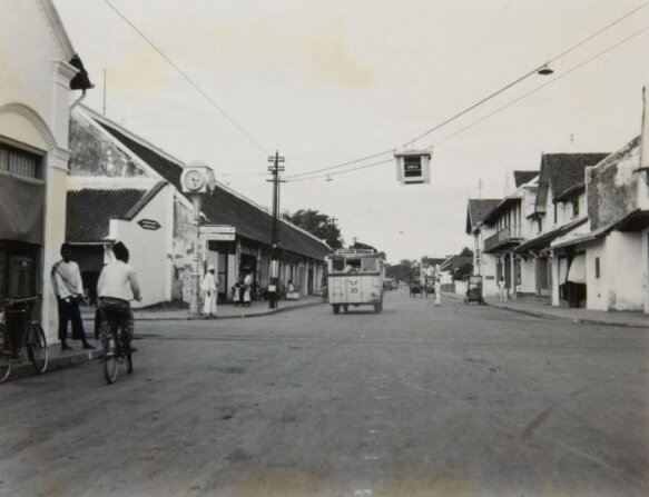 26  Collectie Tropenmuseum Stoplicht Boven Het Kruispunt In De Hoofdstraat Pasoeroean Tmnr 60052543 583 448 S C1 C C 0 0 1
